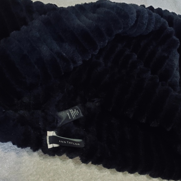 Ann Taylor infinity Faux Fur Scarf - Picture 8 of 10